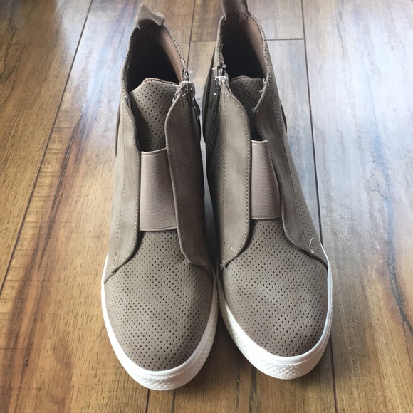 Last Pair ✨SALE TODAY ONLY✨HP✨NEW • Wedge Sneaker - Picture 5 of 8